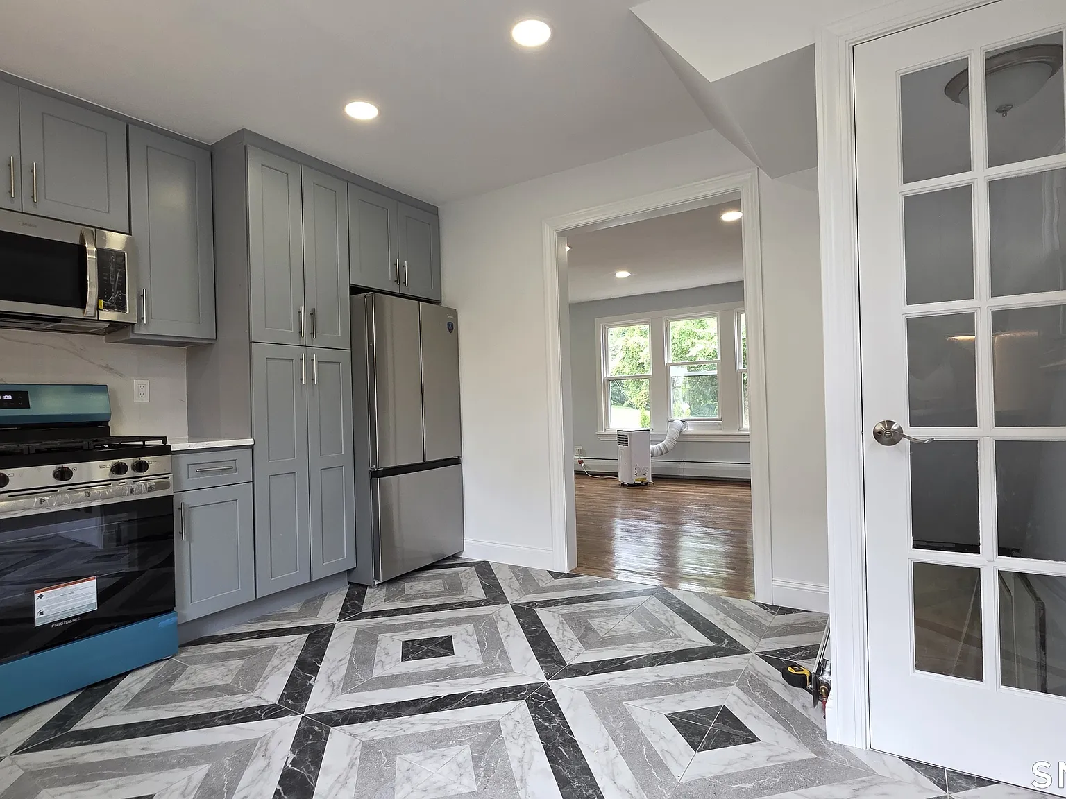 3 bed, 1.0 bath, 1156 sqft, $3,500 — Photo 4