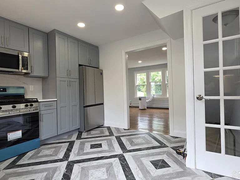 782 Center St — Photo 4