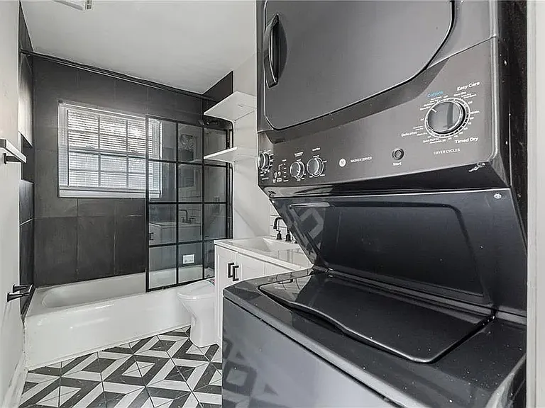 919 Hobson St SW #B — Photo 7