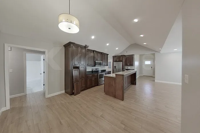 4 bed, 2.0 bath, 1600 sqft, $2,075 — Photo 4