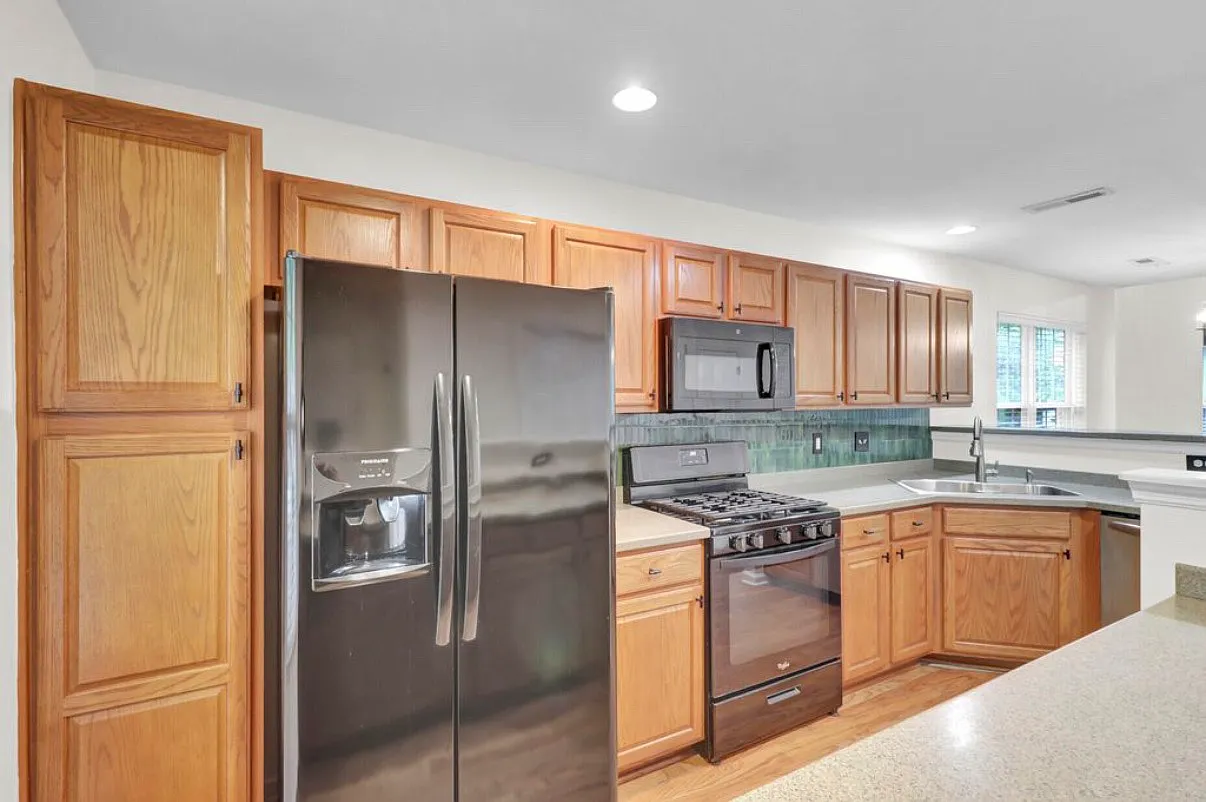 3 bed, 2.5 bath, 1600 sqft, $2,800 — Photo 2