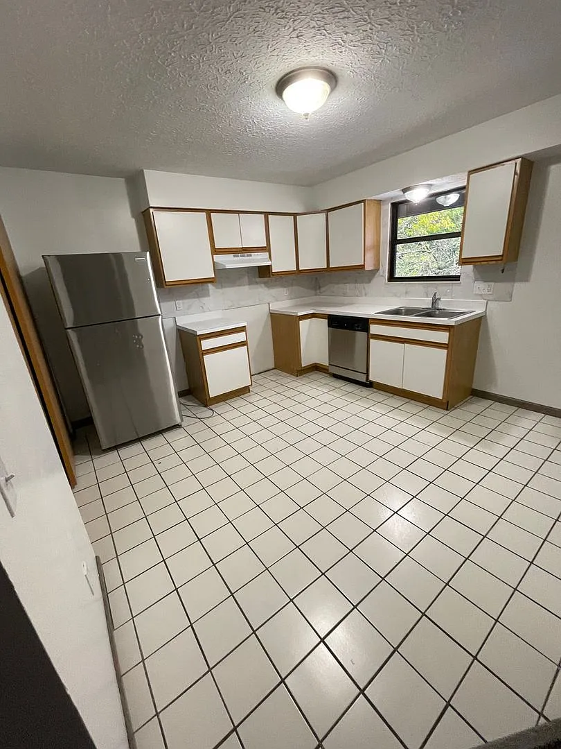 OSU Gateway 4 & 5 bedroom 2 full bath apartments — Photo 2
