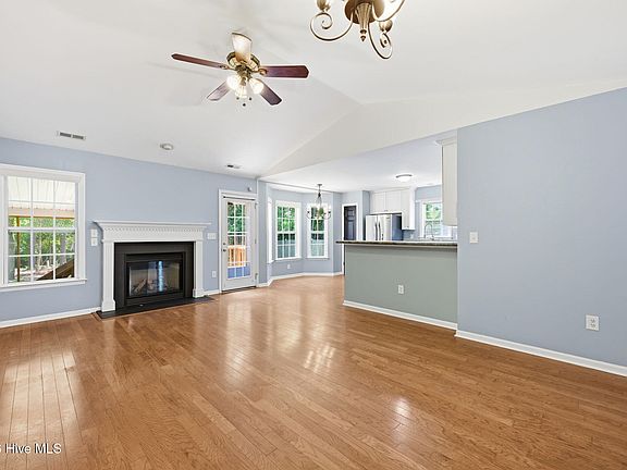 5th image of 106 Lakeside Green Dr