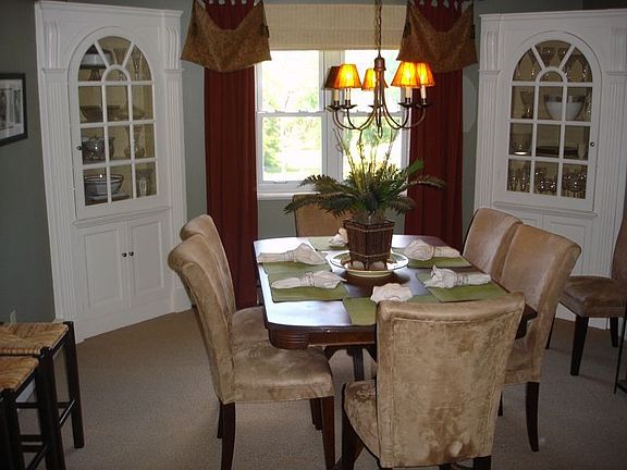 Dining room with built-ins