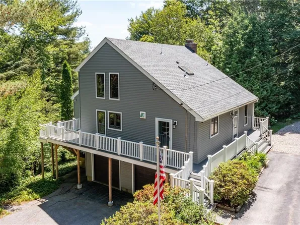 8 Ruffstone Dr, Greenville, RI 02828