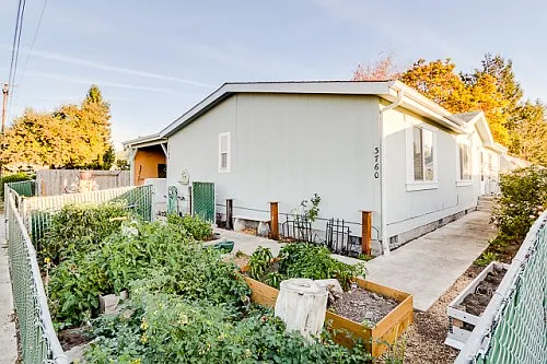 3760 Pattison St photo 1