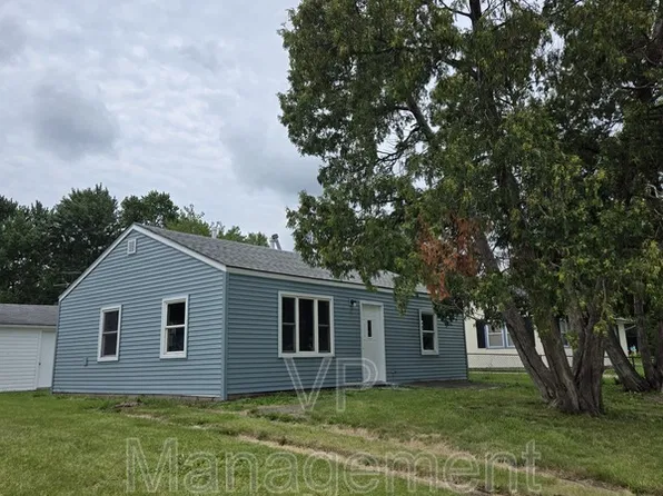 7425 Oak St, Davenport, IA 52806