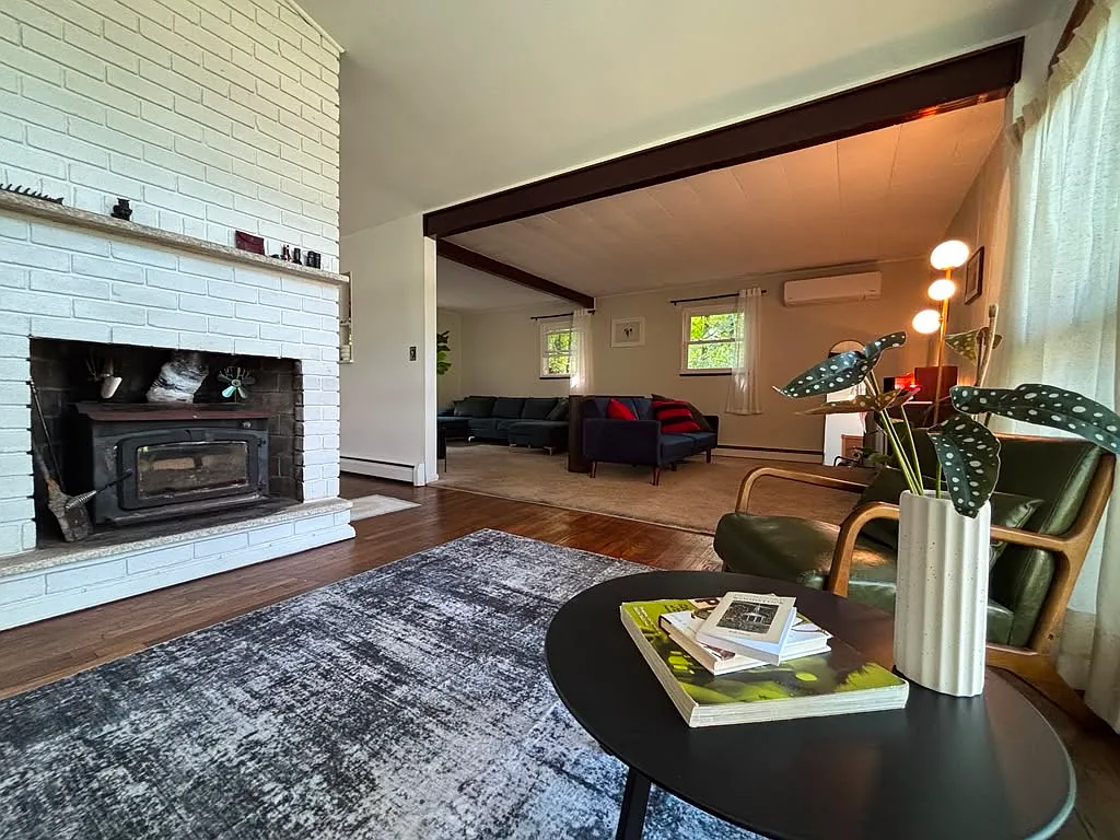 4 bed, 2346 sqft, $3,950 — Photo 2
