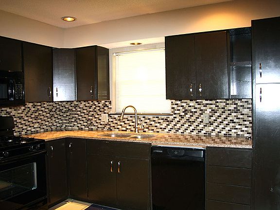 Spacious Kitchen , granite countertops