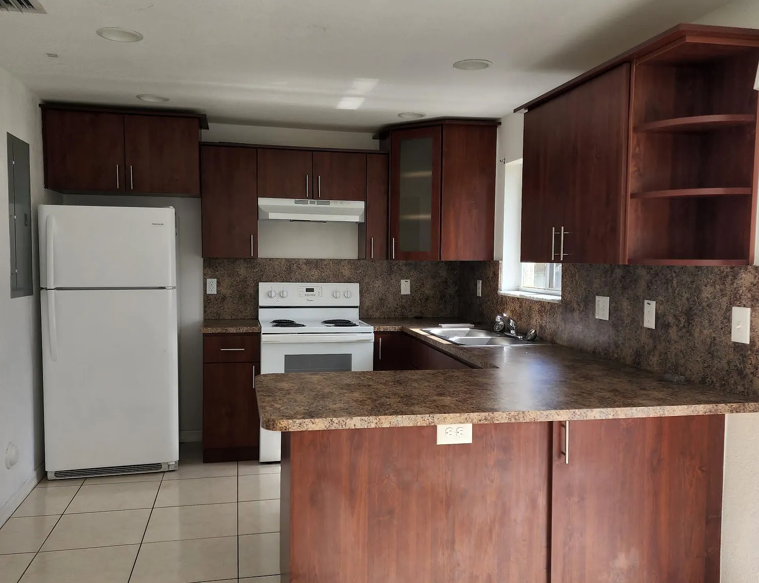 3 bed, 2.0 bath, 1420 sqft, $2,700 — Photo 2