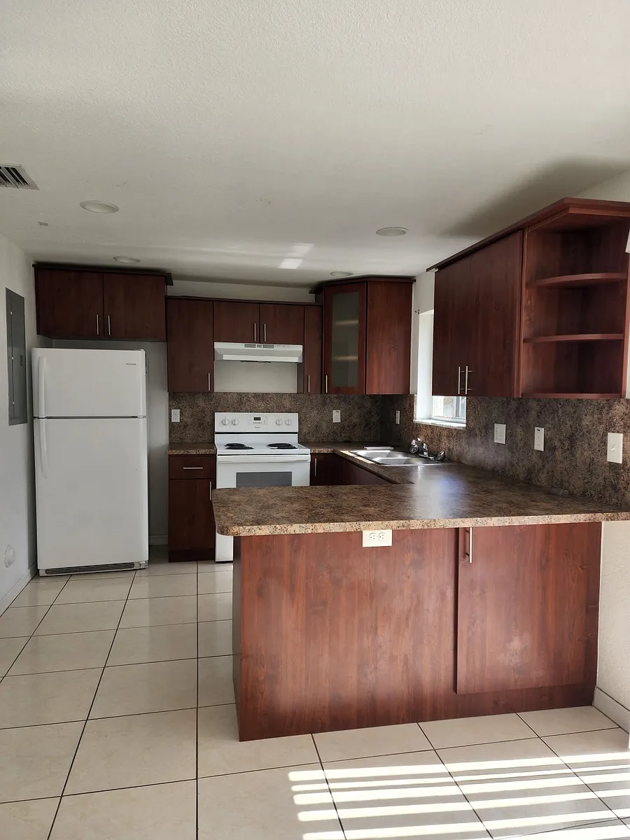 Building Photo - 304 N 61st Ter #324