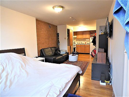 2nd image of 525 E 5th St APT 2D