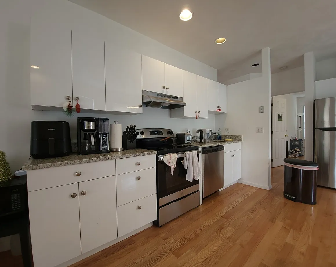 3 bed, 1.0 bath, 1100 sqft, $2,950 — Photo 2