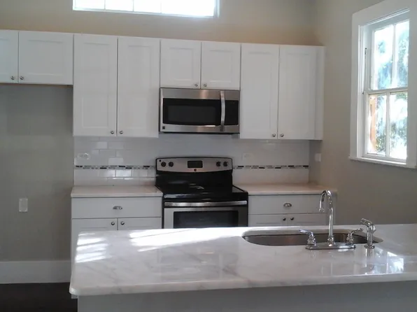 519 W 6th St, Taylor, TX 76574