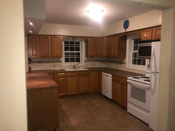 3rd image of 2215 Oakwood Dr
