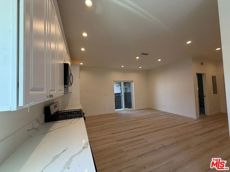3 bed, 3.0 bath, 1200 sqft, $4,950 — Photo 4
