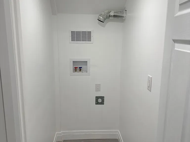 6035 Britannia Cres #LOWER — Photo 3