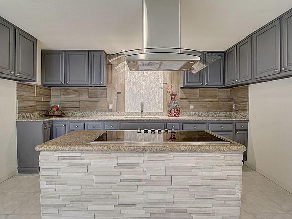 ISLAND WITH BUILT-IN COOKTOP