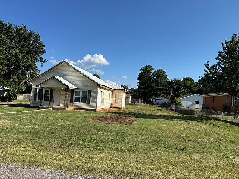 406 W Hornaday — Photo 1