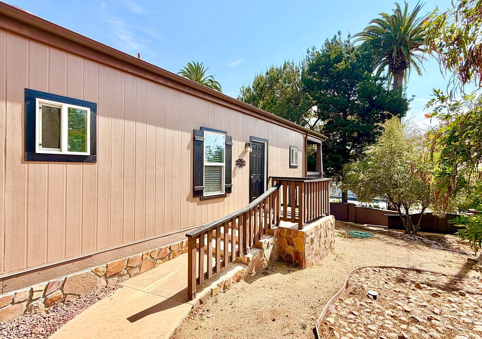 Beautiful, Standalone Guest Home with Balcony Deck, Private Yard Space, located on a One-of-a-Kin... — Photo 1