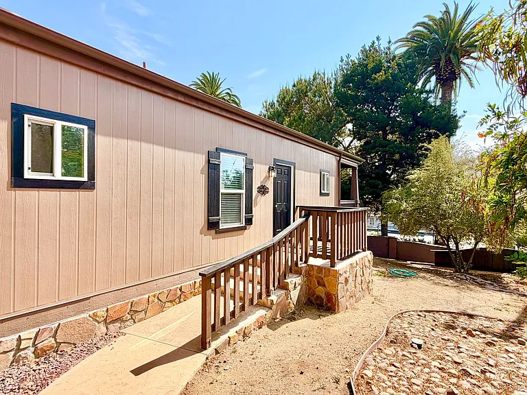 1727 S Hill Ave — Photo 1