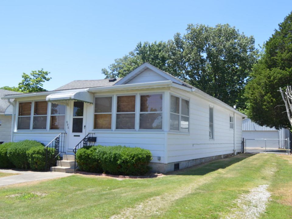 1st image of 605 Baggott St