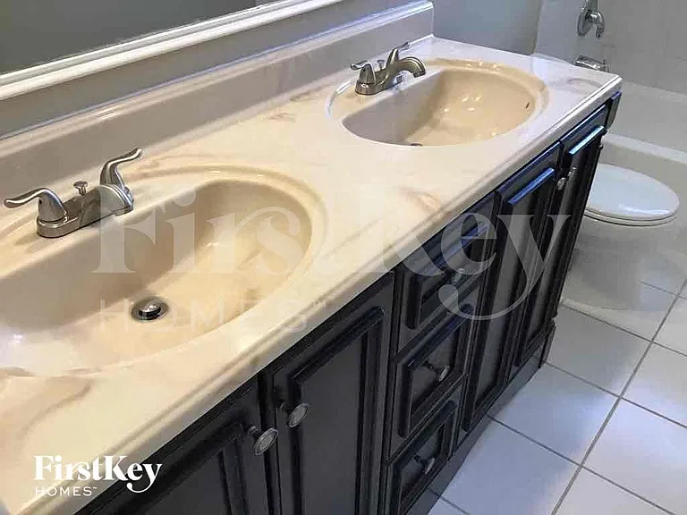 613 Brittany Ct — Photo 18