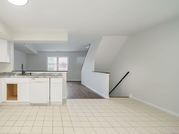 3rd image of 944 New Market St #2