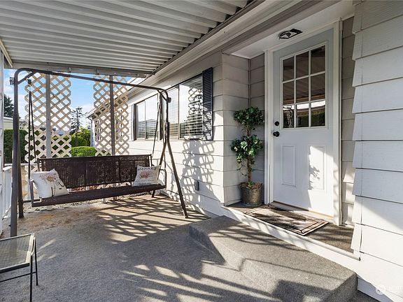 Covered front porch.>