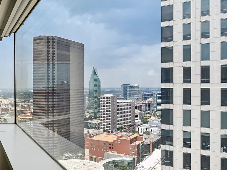 One Dallas Center — Photo 16