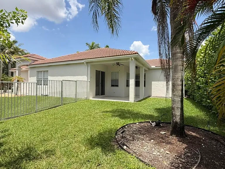 522 Live Oak Ln — Photo 3