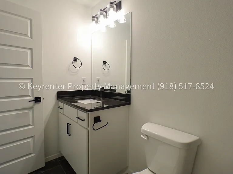 2908 S Redwood Ave — Photo 36