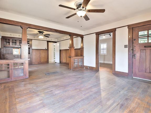5th image of 975 Plaza Dr
