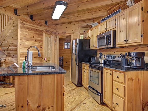 5th image of 131 White Oak Resort Way