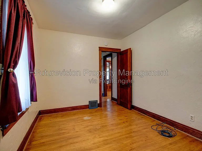 1105 Summit St — Photo 16