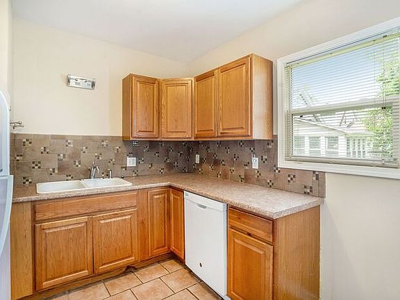3rd image of 871 2nd St NW