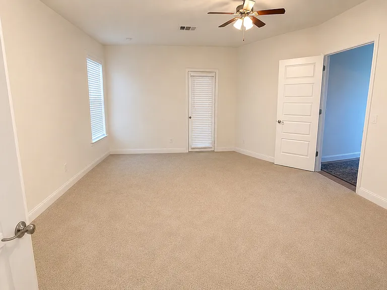 2217 Laguna Dr — Photo 6