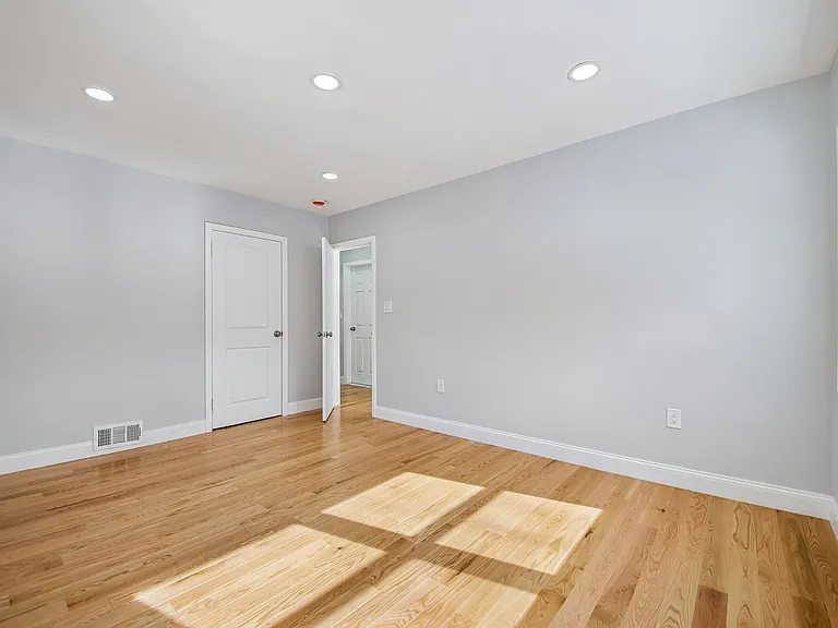 20 Edgar St — Photo 23