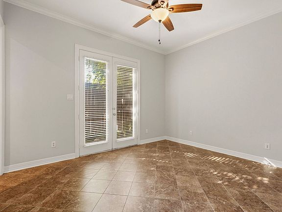 5th image of 822 Stuart St