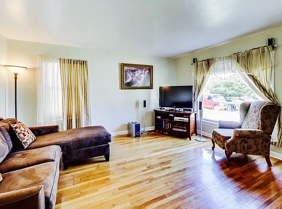 3rd image of 4916 N Mulligan Ave