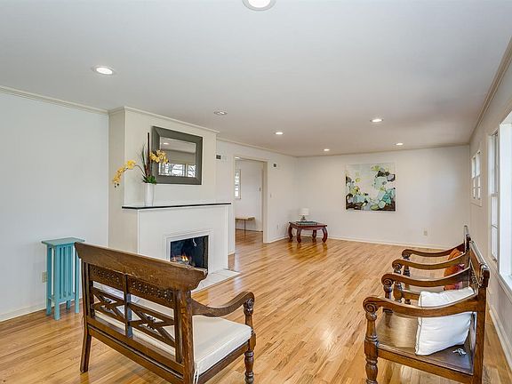 5th image of 221 S Parkwood Ln