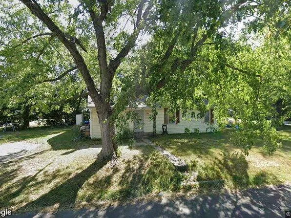 103 S Locust St, Cameron, MO 64429