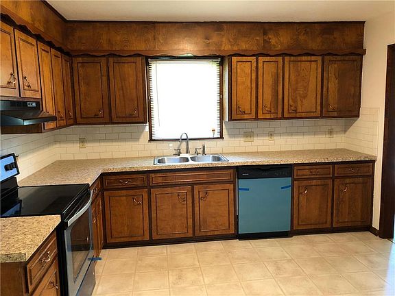 2nd image of 304 E 9th St