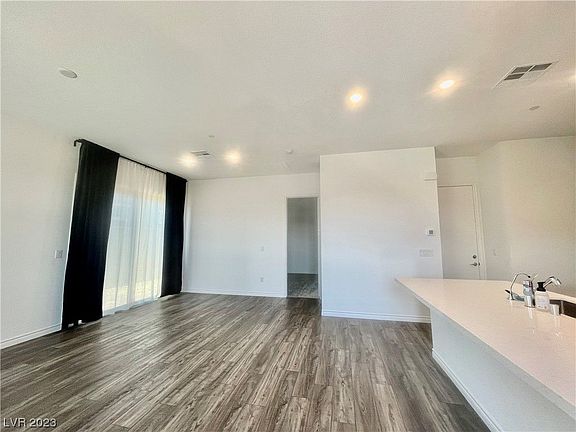 4th image of 896 Belleforte Ln