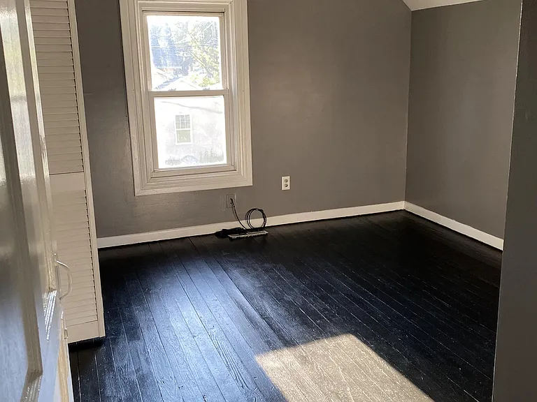 215 E Oak St — Photo 3
