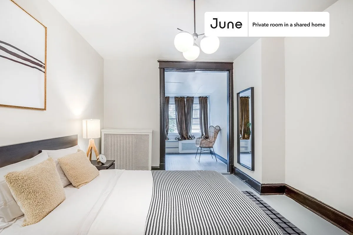 Queen bedroom in 5 bed/2 bath home in Woodley Park #226 D — Photo 4