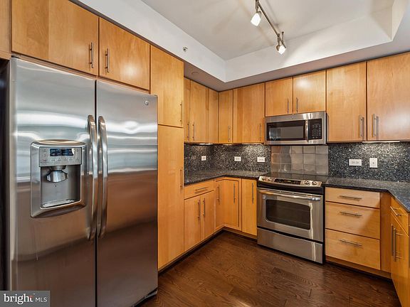 2nd image of 1025 1st St SE APT 202