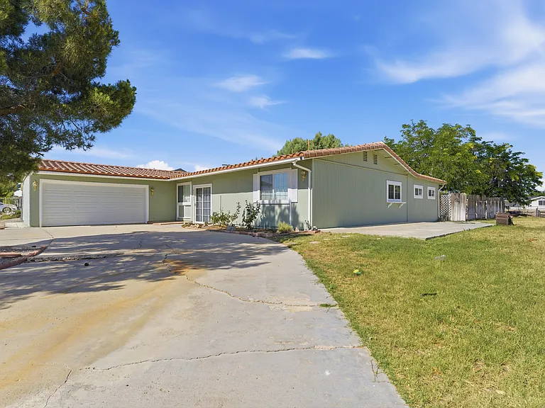 21225 Neuralia Rd — Photo 2