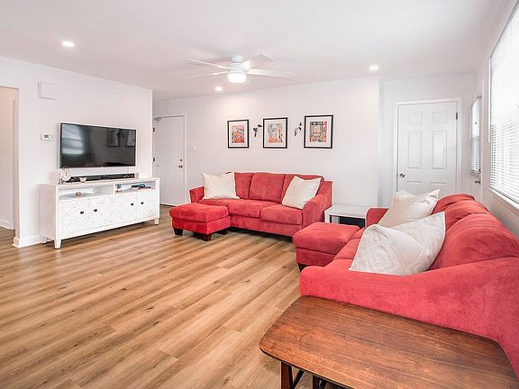 3rd image of 9506 Ventnor Ave #8