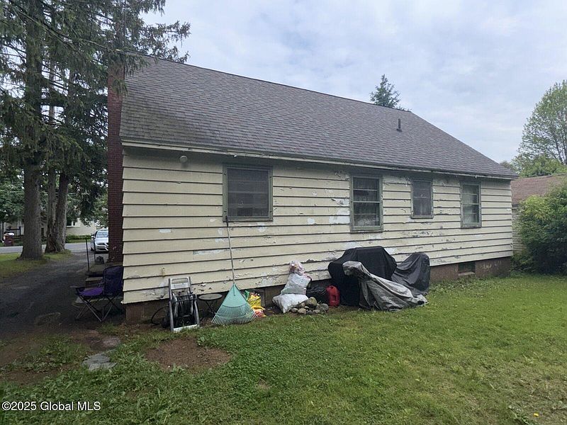 4th image of 18 Meadowbrook Road